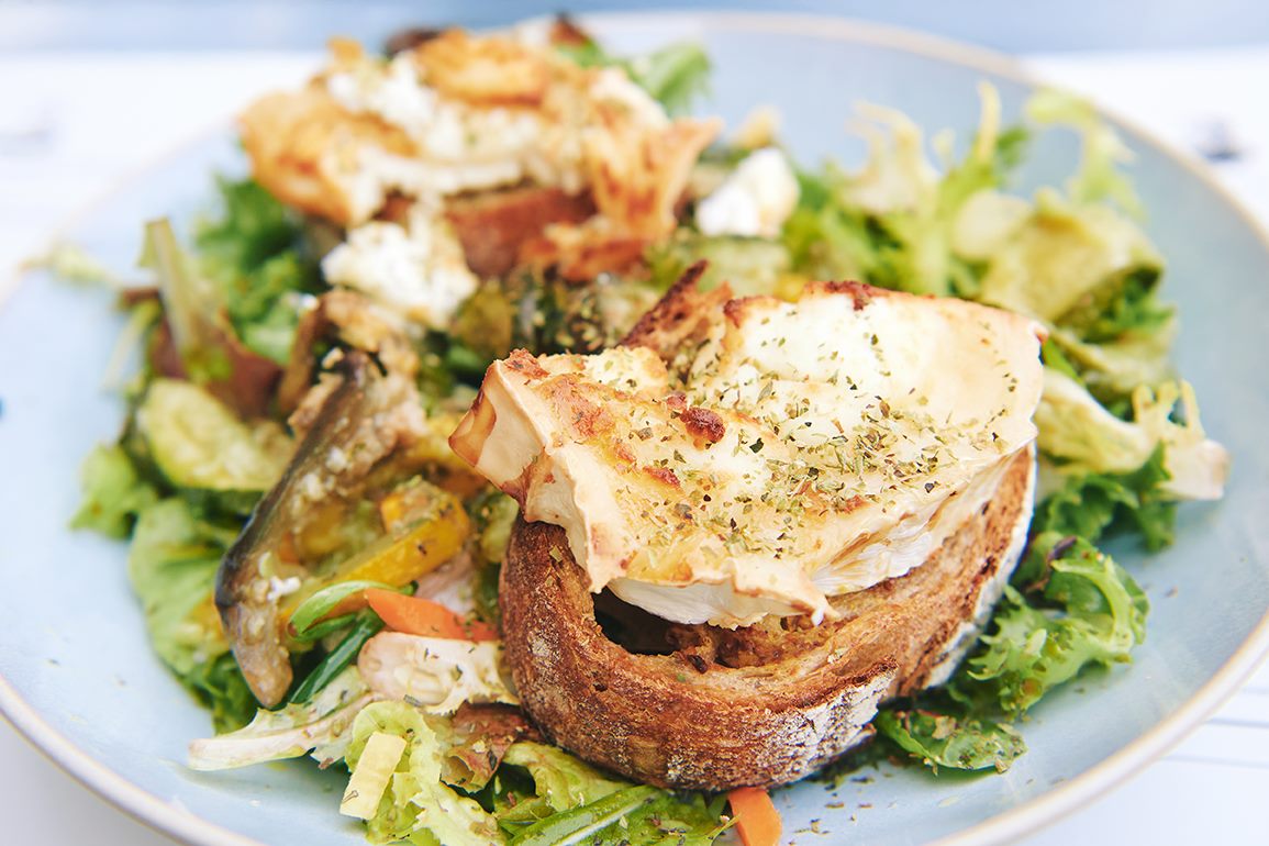 Salade de chèvre chaud, vinaigrette à la moutarde